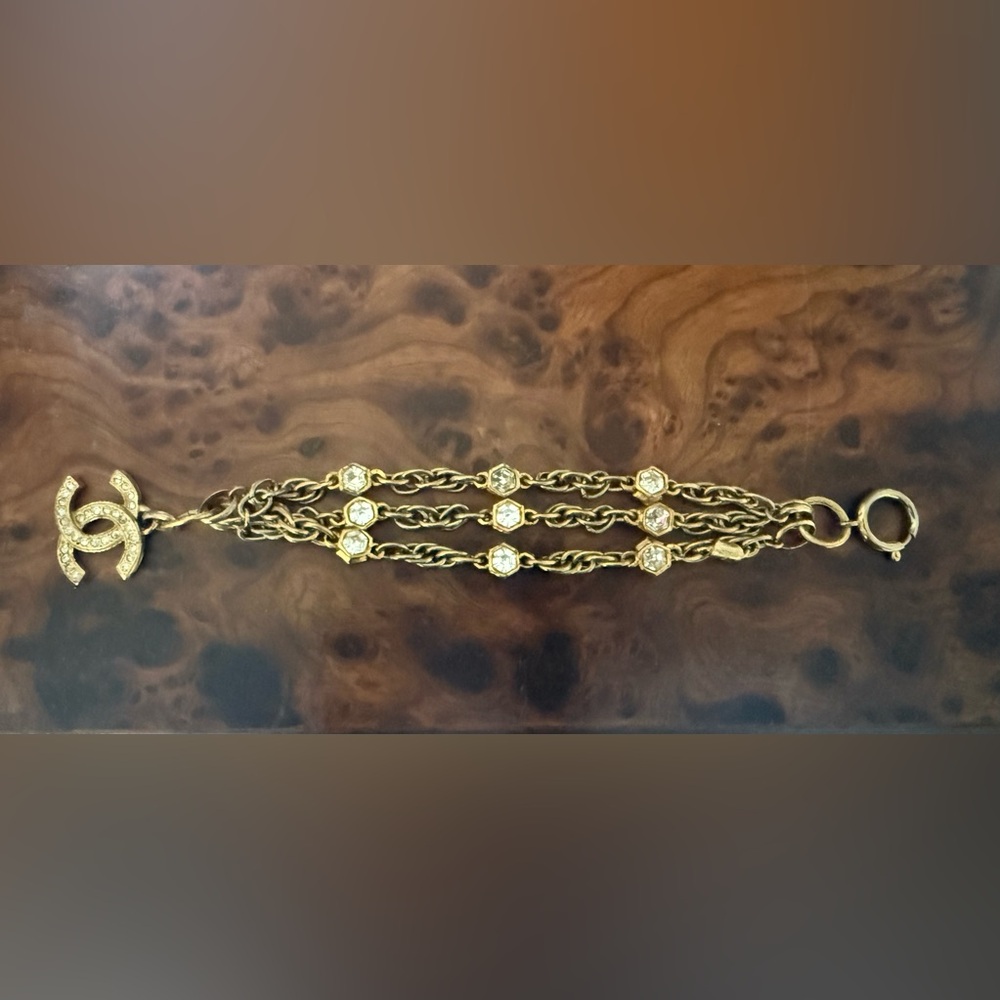 CHANEL Gold Bracelet with Elegant Chain Design Vintage collector’s piece